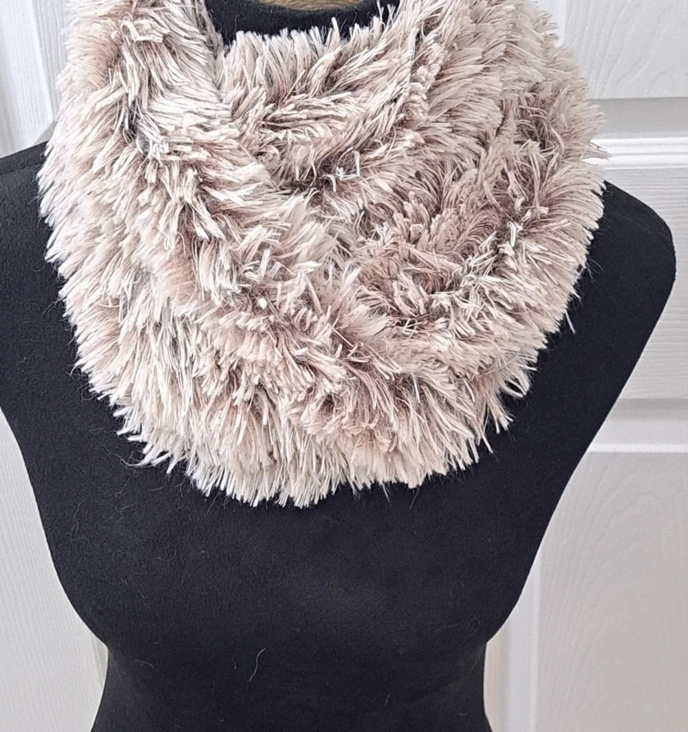 NWT Spunky Soul Grey & White Infinity Scarf